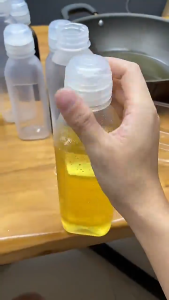 300/500ml Kitchen Squeeze Bottles Oil Bottle Salad Sauce Ketchup Mustard Squeeze Bottle Clear Plastic Food-grade Squeeze Bottle Leak-Proof Sauce Dispenser Bottle Kitchen Condiments Container