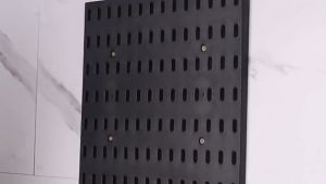 เพ็กบอร์ด บอร์ดรูพลาสติก DIY กระดานแขวนผนังสำหรับจัดเก็บของ 3 สี รวม 2 ช่อง และเขาดูดวง 10 กระหน่าง บรรจุภัณฑ์อย่างง่าย สมบูรณ์