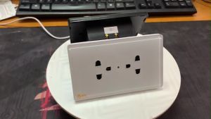 Ổ Cắm Hunonic Vuông Âm Tường Viền Vàng Mặt Kính Cường Lực 2 Ổ Cắm Có Tiếp Địa