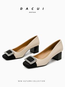 รองเท้าส้นสูงแบบสวมสีตัดกันหนังแท้สไตล์ฝรั่งเศสสำหรับผู้หญิง รองเท้าส้นหนาแบบสวมส้นแบนทรงหัวเหลี่ยม