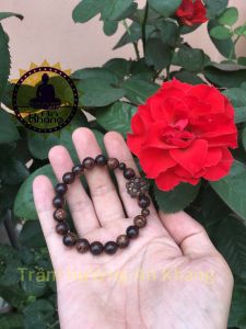 Vòng tay trầm hương sánh chìm mix charm hoa sen