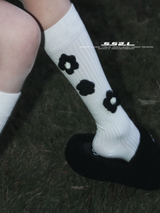 Handmade Floral Pattern Mid-Calf Socks Womens Fashion Sweet Style Cotton Home Wear Winter Thickened Regular Length One Pair