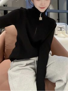 เสื้อสเวตเตอร์คอตั้งสีดำมีซิปครึ่งตัวสำหรับผู้หญิง ฤดูใบไม้ร่วง/ฤดูหนาว 2025 ใหม่ คอกลม ลำลอง ระดับไฮเอนด์ เสื้อสเวตเตอร์ถัก