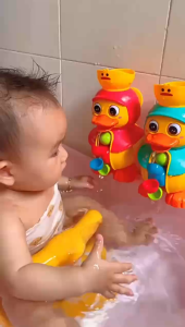 Đồ Chơi Nhà Tắm Hình Vịt Có Bánh Xe Quay- Đồ Chơi Vòi Nước Quay Bóng Cho Bé Mới Nhất 2025