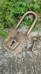 Gembok Kuningan Leher Panjang Batavia Besar Polos 1 pcs