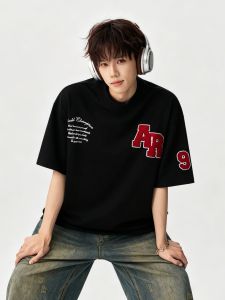 OULUDE | American Street Letter Velvet Embroidery T-shirt