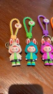 พวงกุญแจ Labubu วัสดุพีวีซี จี้ลายการ์ตูนสุดน่ารัก ป้องกันการสูญหาย มีสี่สีให้เลือก ที่ห้อยกระเป๋าและกุญแจรถ