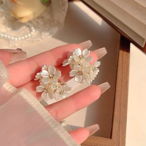 French Style Jasmine Flower Earrings Womens Elegant Slimming White Super Fairy Tale Ear Jewelry Fashionable Alloy Embedded