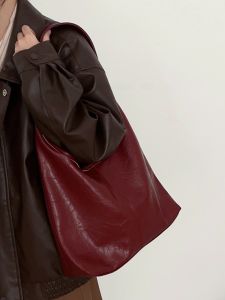 กระเป๋าถือทรงตู้เสื้อผ้าขนาดใหญ่แบบสะพายไหล่สำหรับผู้หญิง กระเป๋าถือสไตล์ย้อนยุค กระเป๋าสะพายไหล่หนัง PU ปิดด้วยแม่เหล็ก ฤดูร้อน 2025 กระเป๋าถือเทรนด์ใหม่