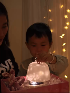 【จัดส่งภายใน 24 ชั่วโมง】โคมไฟ LED ดีไซน์น่ารัก พร้อมปลั๊ก 3 พิน สำหรับตกแต่งบ้านและกลางคืน จำลองอวกาศ โคมไฟโปรเจคเตอร์