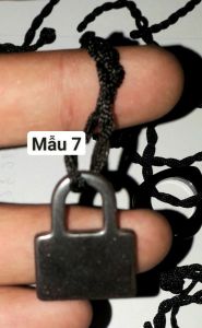 Một chiếc vòng đeo tay hoặc chân hoặc cổ dây vải và mặt bằng đá màu đen