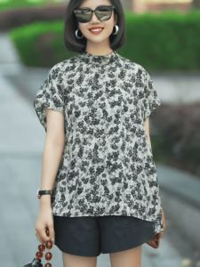 เสื้อเชิ้ตแขนสั้นพิมพ์ลายย้อนยุคสำหรับผู้หญิงในช่วงฤดูร้อนปี 2025 ทรงหลวม ทรงเข้ารูป สัมผัสระดับไฮเอนด์ สวมใส่สบาย แฟชั่น