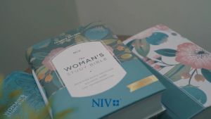 The Womans Study Bible for Women NIV - Large Print Elegant Blue Floral Design with Full-Color Pages Red Letter for Girls Singles Wives Mothers Friends