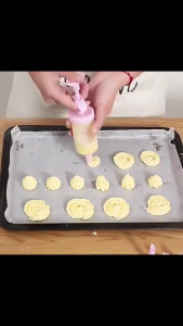 8 Pcs Cake Piping Kit Icing Dispenser Tool Dessert Decorator Pro with 8 Nozzles for Pushes Icing to Decorate Baked Cake Decorating Kit for Frosting Cream to Make Cupcakes