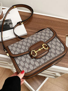 Xiao Zhan Womens Bag 2024 New Versatile Single Shoulder Saddle Bag Retro Horse Bit Buckle Bag Fashionable Geometric Pattern
