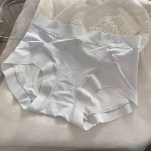 กางเกงขาสั้นผ้าไหมน้ำแข็งสำหรับเด็กผู้หญิง ทรงบาง ไม่มีรอย ไม่เป็นทางการ ฤดูร้อน 2025 กางเกงผ้าขนแกะแบบใหม่สำหรับผู้หญิง