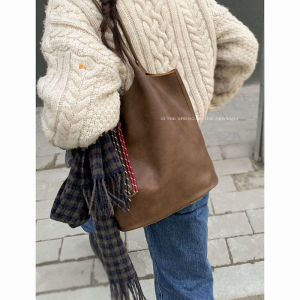 Retro Hand Holding Bucket Bag Female 2024 New Arrival Fall Winter Fashion Large Capacity Shoulder Bag Easiest for Match Commuter Tote