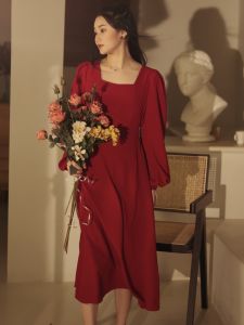 ชุดเดรสยาวแขนยาวสีแดงสไตล์วินเทจ Meow Ji ทรงเอเอวสูง คอเหลี่ยม กระโปรงทรงเอ ฤดูใบไม้ผลิและฤดูใบไม้ร่วง