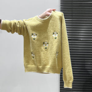 เสื้อสเวตเตอร์ถักคอตั้งแขนยาวสีเหลืองสำหรับผู้หญิง ฤดูใบไม้ร่วง/ฤดูหนาว เสื้อคลุมกันหนาวหนาปักลายดอกไม้ เสื้อชั้นใน เสื้อตัวบน