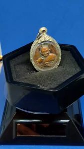 泰国著名法术高僧之一殿堂级大师龙婆宏(洪)全功效大财运自身铜牌(每尊都有独立号码这尊自身铜牌在泰国是赫赫有名)已包好非常精美银防水壳 The most Highly Venerable Super Famous Magic Master Monk Lp Hong Promapanyo With friendly Smiling Face Maha Niyom Klewland Rian BE2555