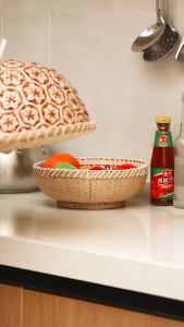 ฝาครอบอาหารหวายทอมือพร้อมฝาปิดป้องกันแมลงทรงกลมสำหรับผลไม้ ขนมปัง โดมเก็บของในครัวที่เป็นมิตรกับสิ่งแวดล้อม