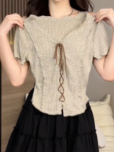 เสื้อยืดแขนสั้นผู้หญิงทรงสลิมฟิต ดีไซน์ผูกโบว์ ทรงเข้ารูป เสื้อผ้าทำงานสไตล์เกาหลี สีพื้น ฤดูร้อน 2025 เสื้อผ้าทำงานสำหรับผู้หญิง