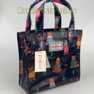 Cath Kidston S Bookbag Small Size Open Top Handled Handbag กระเป๋าขนาดเล็ก Lunch Bag กล่องอาหารกลางวัน Water Resistant Oilcloth Tote ถุงกันน้ำ Woodland Bear Pattern ลายตุ๊กตาหมี Navy Color 978026