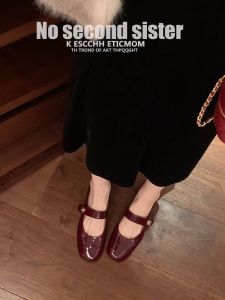 รองเท้า Mary Janes ส้นหนาสีแดงสไตล์ฝรั่งเศสสำหรับผู้หญิง รองเท้าส้นแบนแบบสวมหัวกลม ทรงหัวมน ทรงหัวมน รองเท้าแฟชั่นฤดูใบไม้ผลิ