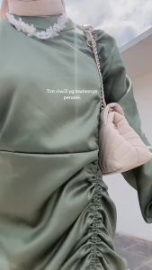 DRESS DARLA SILK SATIN SERUT LONG DRESS SATIN SERUT DEPAN