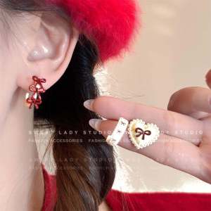 ต่างหูรูปหัวใจสีแดงสไตล์วินเทจแบบผูกโบว์ผีเสื้อ ต่างหูทรงกลมเรียบง่ายที่เข้ากันได้หลากหลาย ดีไซน์ไฮเอนด์ เครื่องประดับแฟชั่นสำหรับผู้หญิง
