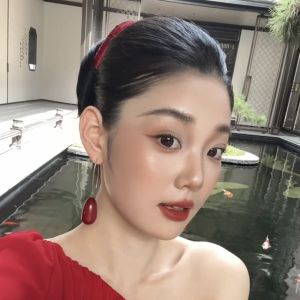 Elegant Long Drop Pearl Earrings French Vintage Style Womens Fashion Jewelry Red Waterdrop Hook Studs High-End Ear Accessories