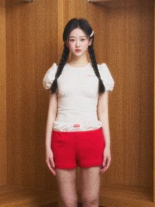 เสื้อยืดแขนสั้นพิมพ์ลายแขนฟองรัดเอวสไตล์ฤดูใบไม้ผลิและฤดูร้อนดีไซน์ดั้งเดิมจาก WiLd R สีสันสดใสสำหรับผู้หญิง