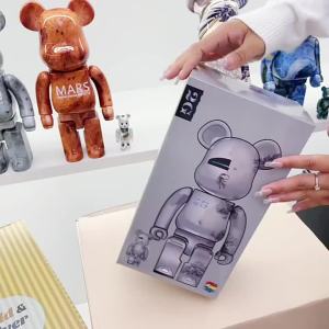 Bearbrick 400 1000 Kublick Bear Violent Bear BRbrick Bearbrick Gloomy Hollow Mountain Base 2GD Bearbrick Electroplated Qianqiu Van Gogh Collection Home Ornaments