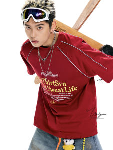 เสื้อยืดแขนสั้นทรงหลวมสำหรับผู้ชาย V37 ทรงลำลอง ทรงเข้ารูป ฤดูร้อน 2025 สีแดงอ่อน ทรงย้อนยุค สำหรับคู่รัก