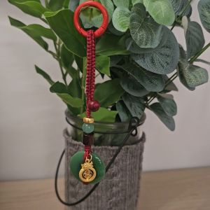 พวงกุญแจ เสริมโชค พร้อมจี้ หยกสีเขียว และ จี้ " Fu" มั่งมีเงินทอง ทำสายห้อยกระเป๋าสวยงาม