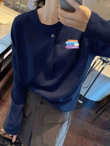 เสื้อยืดคอกลมแขนยาวลายพิมพ์ครึ่งตัวสำหรับผู้หญิง ทรงหลวม ปิดด้วยกระดุม สีน้ำเงิน เสื้อผ้าทำงานสไตล์เกาหลี