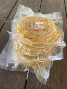 โรตีกึ่งสำเร็จรูป (เจ้าเก่านราธิวาส) ผลิตจากวัตถุดิบแท้100% หอม หนา นุ่ม อร่อย แพ็คละ10แผ่น