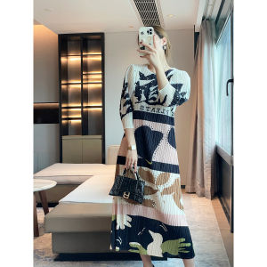 Miyake quần áo Nữ ĐầM được in hình Pháp cao cấp thanh lịch mùa thu mới xếp li quần Đầm dài tâng bốc dáng người vừa vặn 92273