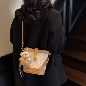 กระเป๋าสะพายหนังเทียมสไตล์เกาหลี ดีไซน์หรูหรา พร้อมหูหิ้วและตุ๊กตาหมี