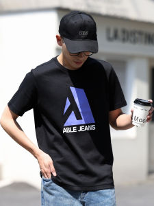 เสื้อยืดแขนสั้นทรงหลวมสำหรับผู้ชาย ฤดูร้อน 2025 แขนสั้น คอกลม สีดำ ความรู้สึกระบายอากาศได้ดี เสื้อยืดเอเบิ้ลเจนส์สำหรับผู้ชาย