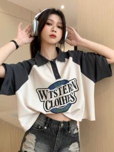 เสื้อยืดคอโปโลผู้หญิงหลวมๆ สไตล์เกาหลีฤดูร้อน ดีไซน์พิมพ์ลายตัวอักษร สไตล์วิทยาลัย สีบล็อก เสื้อตัวบนผู้หญิง