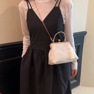 Túi xách nữ vintage dự tiệc cầm tay sang trọng họa tiết hoa kèm charm tua rua LILA CHO23