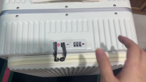 กระเป๋าเดินทางล้อลากขนาด 20/24/28 นิ้ว เปิดด้านหน้า ใส่โน๊ตบุ๊คขนาด 14 นิ้วได้