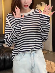 เสื้อยืดแขนยาวลายทางสำหรับผู้หญิง ทรงหลวม ทรงเข้ารูป ดีไซน์เก๋ไก๋ สวมใส่ได้หลากหลาย แฟชั่นฤดูใบไม้ผลิและฤดูใบไม้ร่วง