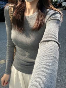 เสื้อสเวตเตอร์ถักแขนยาวคอตั้งสีเทา ทรงสลิมฟิต สำหรับผู้หญิงวัย 18-24 ปี ฤดูใบไม้ร่วง 2024 เสื้อชั้นในแบบสวมหัวสไตล์เกาหลี