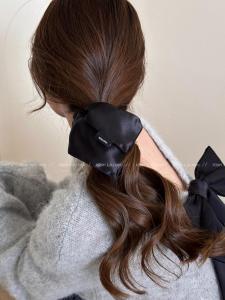 ผ้าพันคอผ้าซาตินเนื้อเนียนสำหรับผู้หญิง รุ่นใหม่ปี 2025 รัดผมทรงสี่เหลี่ยม รัดผมแบบหรูหรา สไตล์เกาหลี เครื่องประดับผมที่ทันสมัย