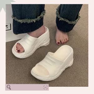 QKKshop   ดีไซน์สวย งานละเอียด ผลิตจากยางคุณภาพ หนานุ่ม ใส่สบาย  รองเท้าแตะแฟชั่นผู้หญิง ทรงใหม่ไม่ซ้ำใคร เสริมส้นสูงถึง2นิ้ว