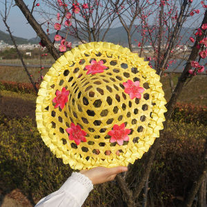 หมวกฟางเต้นรํา Performance Props สําหรับเด็กเด็กผู้ใหญ่ Hollow ดอกไม้รูปแบบสไตล์ Pastoral ชายคาแบนสําหรับการแสดงบนเวที