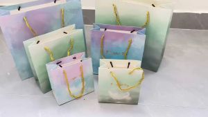 ถุงกระดาษพิมพ์ลาย ถุงไล่ระดับสี ลายขนนก ใส่ของขวัญ ของรับไหว้ มี 3 ขนาด