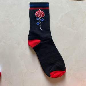 Kaos Kaki Oldschool Motif Bunga Mawar Setinggi Betis Dewasa Bahan Katun Spandek